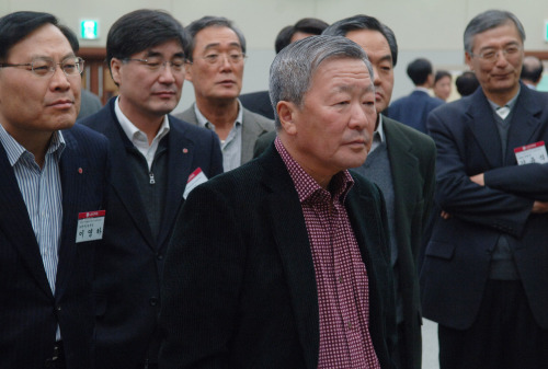 구본무 LG 회장이 LG글로벌 CEO 전략회의 토론 결과를 듣고 있는 모습.