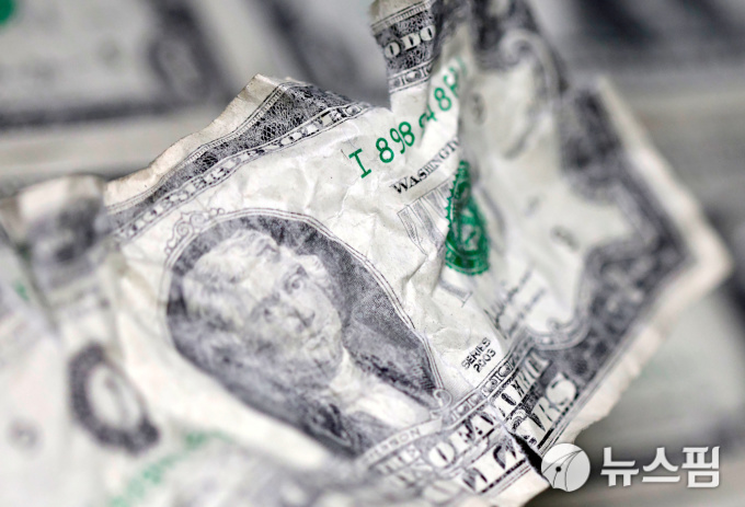 [외환] US dollar declines as inflation concerns ease
