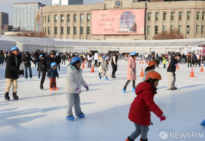 <b>서울광장 스케이트장</b>에서 만드는 2025년 첫 날의 추억