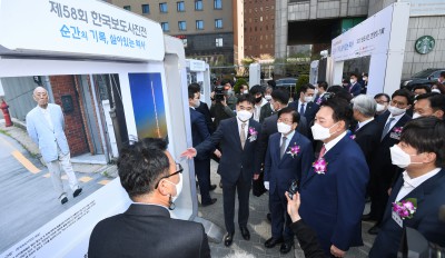 한국보도사진전 찾은 윤석열 대통령 당선인