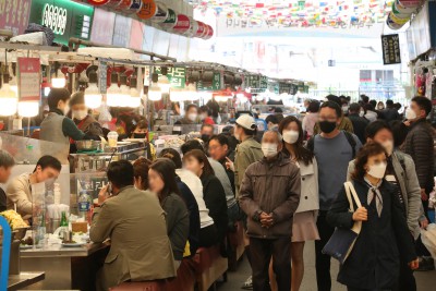 거리두기 완화에 붐비는 시장 먹자골목