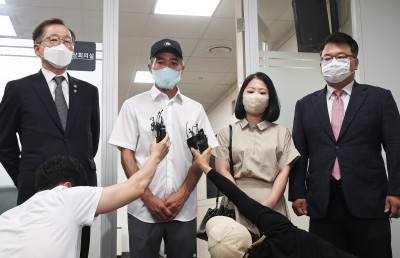 해양수산부 장관 만난 북한군 피살 공무원 유족들