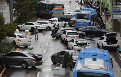강남역 인근 도로에 남겨진 침수 차량들