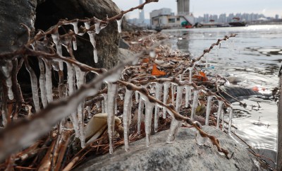 동장군 기승에 얼어붙은 한강변