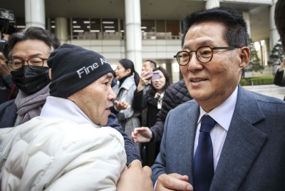 박지원 전 국정원장, 유족 항의 받으며 공판 출석