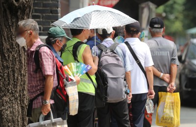 폭염경보에도 길게 늘어선 무료급식 행렬