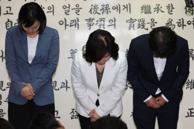 허리숙여 사과하는 김은경 더불어민주당 혁신위원장