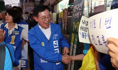 진교훈 더불어민주당 강서구청장 후보, '지지 호소하며'
