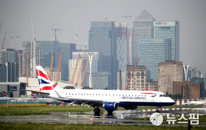 사진] 런던 도심공항에 착륙한 영국항공 비행기 - 뉴스핌