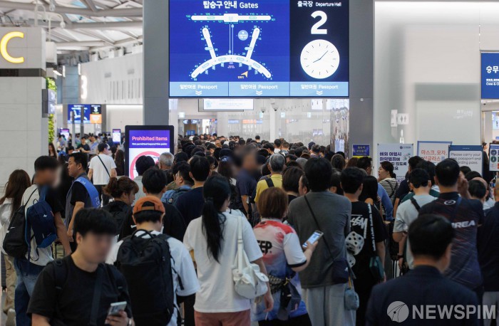 추석 연휴 인천공항 이용객 '최다' 전망..."항공사 서비스로 대기 시간 줄이자"