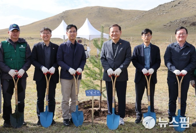 [포토]이상민 행안장관, 몽골 산불 피해지 복원 나무 심어