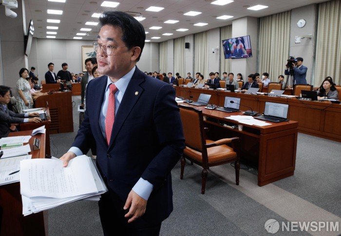 운영위 퇴장하는 국민의힘