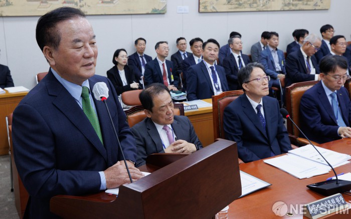 업무추진비 관련 질의 답변하는 정갑윤 한국교직원공제회 이사장