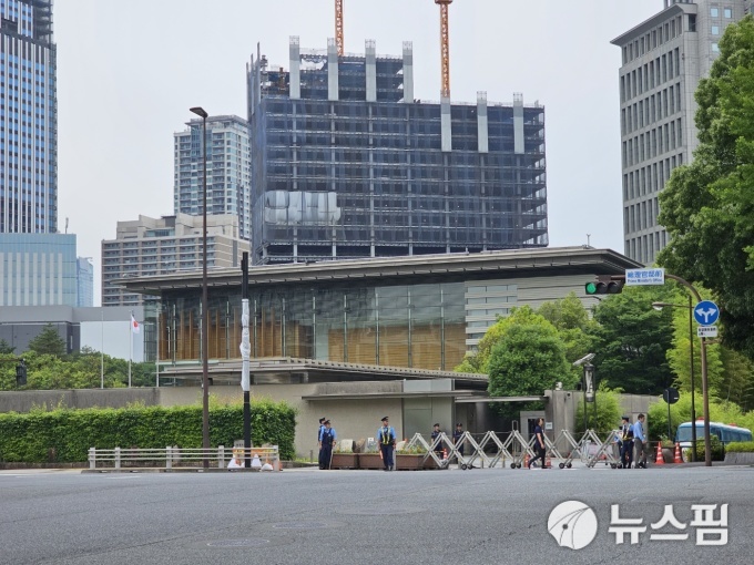 화염병 던지고 日 총리 관저 돌진 시도 40대 남성 체포