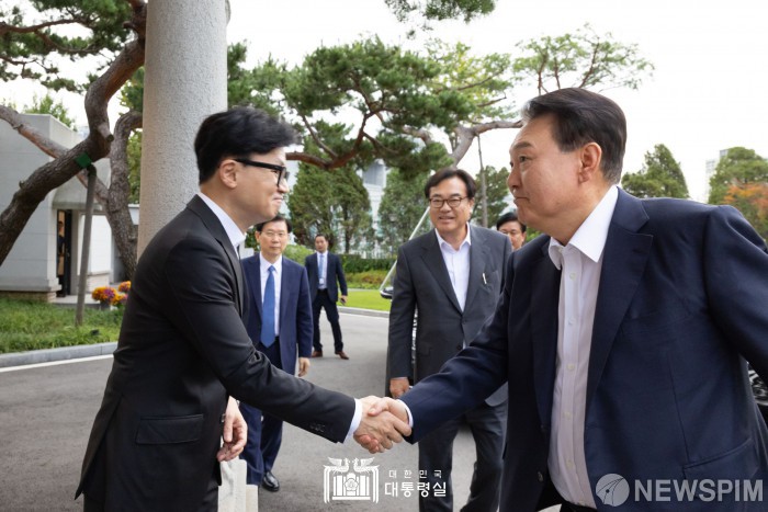 한동훈 국민의힘 대표와 악수하는 윤석열 대통령