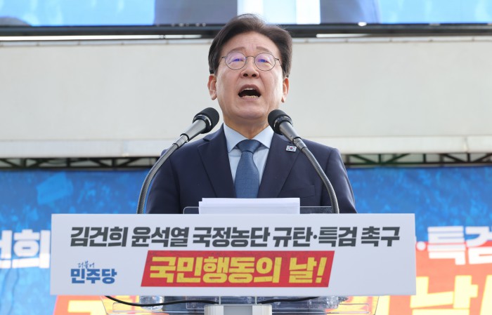 거리 나온 이재명 "몰지성·주술이 국정 흔들어...반국민적 권력 심판하자"