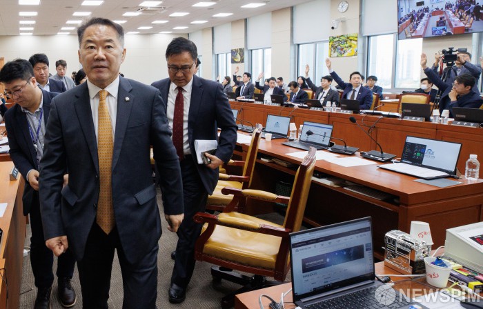 과방위 퇴장하는 국민의힘