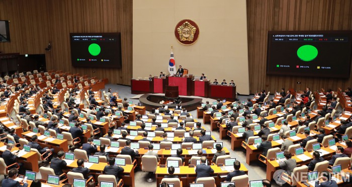 성폭력범죄의 처벌 등에 관한 특례법 일부개정법률안 가결 선언하는 우원식 국회의장