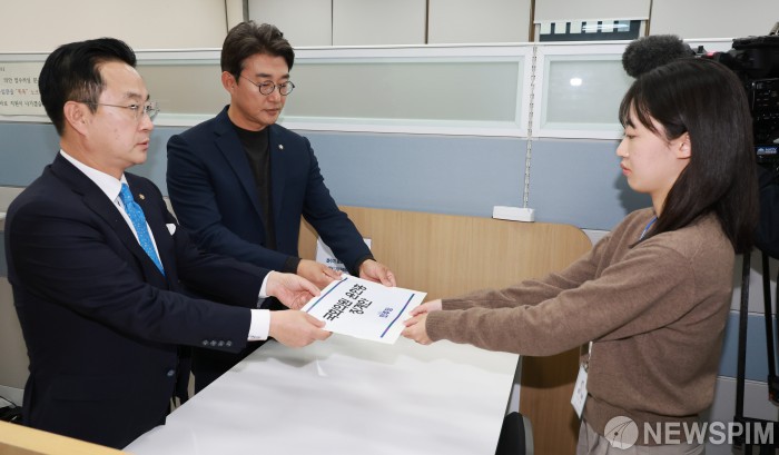 더불어민주당, 윤한홍 국민의힘 의원 징계안 제출