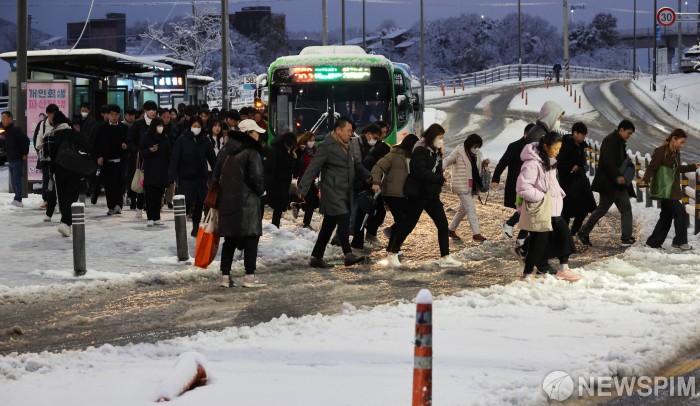 首尔迎117年来最大规模降雪 积雪厚度创11月新高