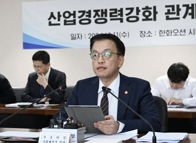 최상목 부총리 "글로벌 항만 3위 목표로 진해신항 구축…부산항 하역능력 2배 확대"