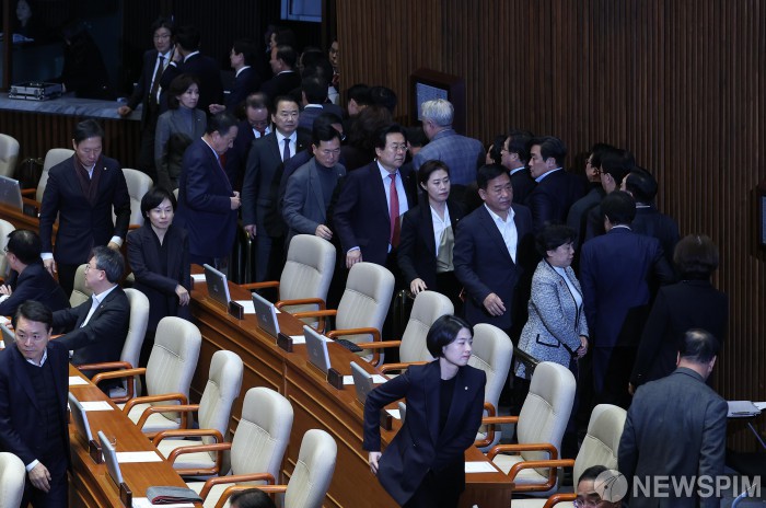 국민의힘 의원들, 윤 대통령 탄핵소추안 표결 참석