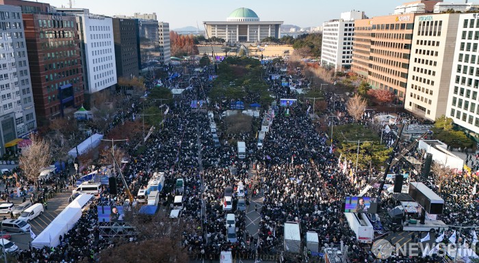 [尹 탄핵 가결] 도로·카페에서 터져나온 '우와~ 함성'…"역사를 만들었다"