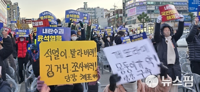 동해삼척시민들 '윤석열 탄핵 가결' 환호…"동조 세력도 즉각 구속해야"