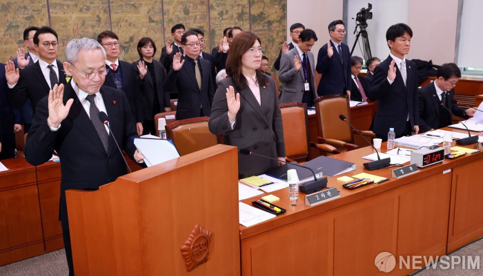 선서하는 유인촌 문화체육관광부 장관