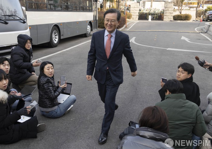 윤 탄핵심판 변론 준비기일 입장하는 윤 측 변호인단