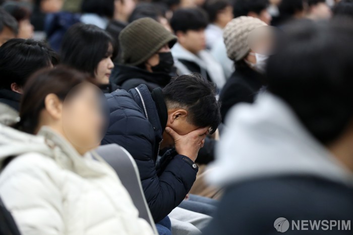 "왜 이렇게 늦나" 사망자 명단 발표에도 유가족들 '답답함' 토로