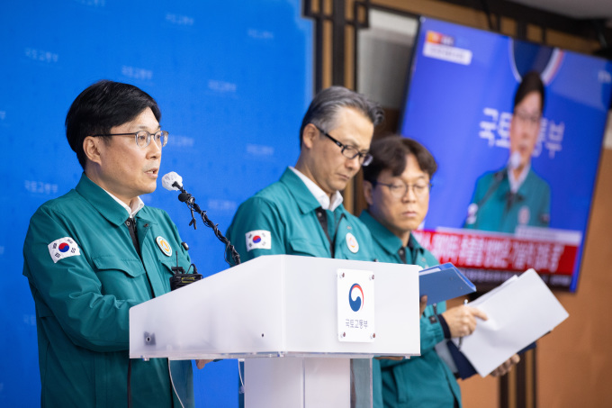 국토부 "무안공항 7일까지 폐쇄…로컬라이저, 규정 위반 아냐"