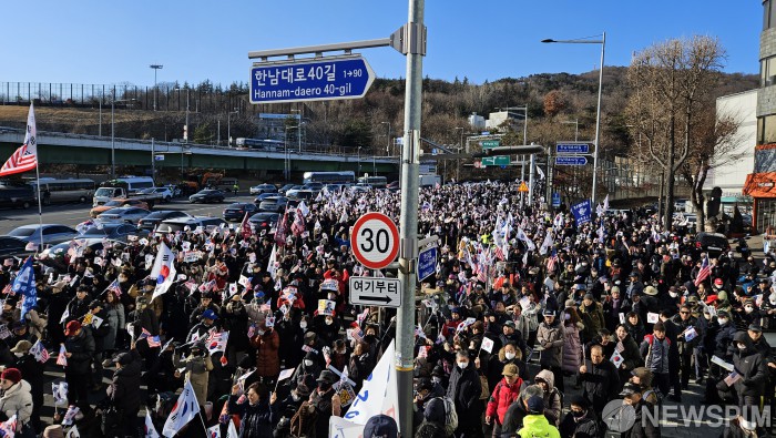 "尹 탄핵 반대" 한남동 빼곡히 메운 인파…결집 이유는