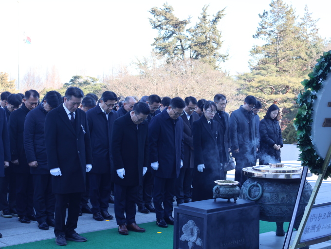 한화 방산3사, 새해 맞아 현충원 참배…"위국헌신 각오로 업무 시작"