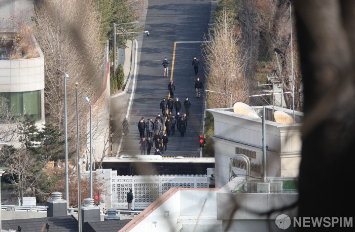 윤석열 대통령 관저 떠나는 공수처 수사관들... 체포영장 집행 무산