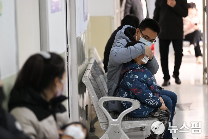 HMPV 대유행 중국 "치료제 아직 충분"