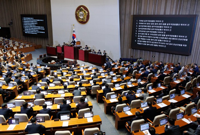 열차 암표상, 국토부가 직접 잡는다...철도 기관사, 19세 미만도 응시 가능