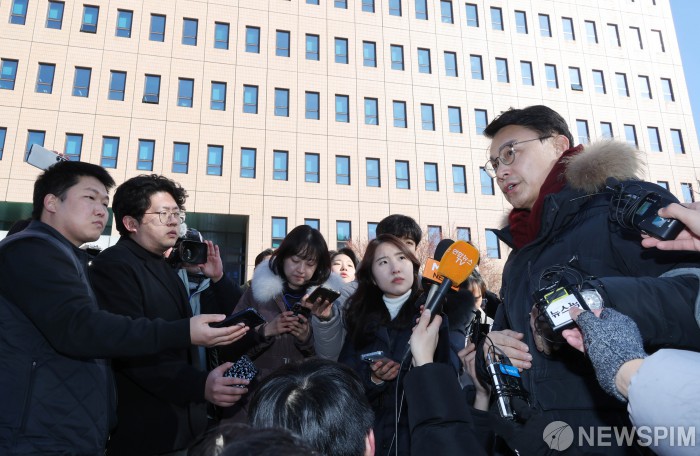 윤 대통령 공수처 조사...질문에 답하는 윤상현