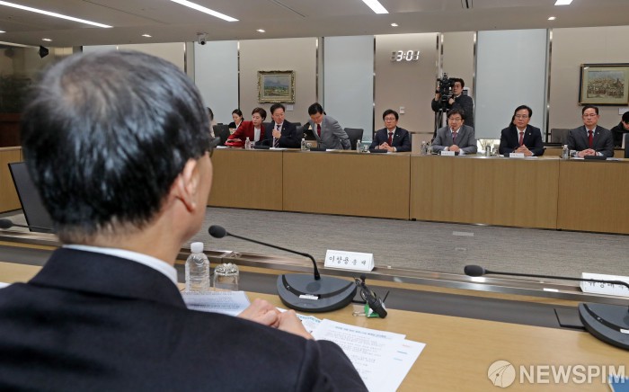 권성동, '추경' 제안한 이창용 만나 "본예산 조기 집행이 중요"