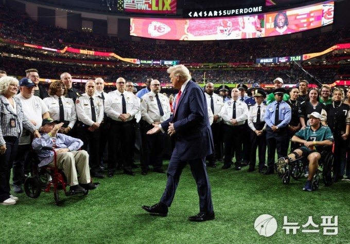 트럼프, 현직 美대통령 최초로 NFL 슈퍼볼 직관