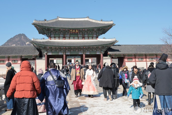 설 연휴 4대 궁·왕릉 찾은 관람객 60만명…절반은 경복궁