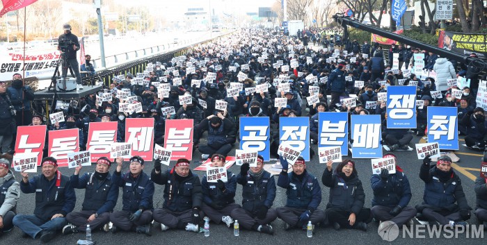 금속노조 '노동통제 분쇄! 공정분배 쟁취'