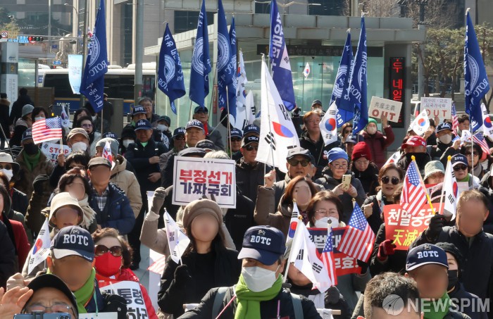 윤석열 대통령 탄핵 반대 외치는 자교모 회원들