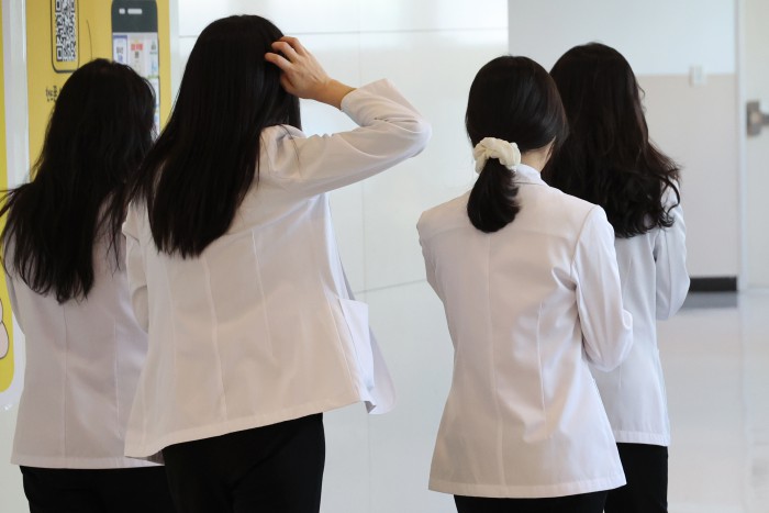 일부 사직 전공의들 "9월 복귀 원해...군입대 허용해달라"