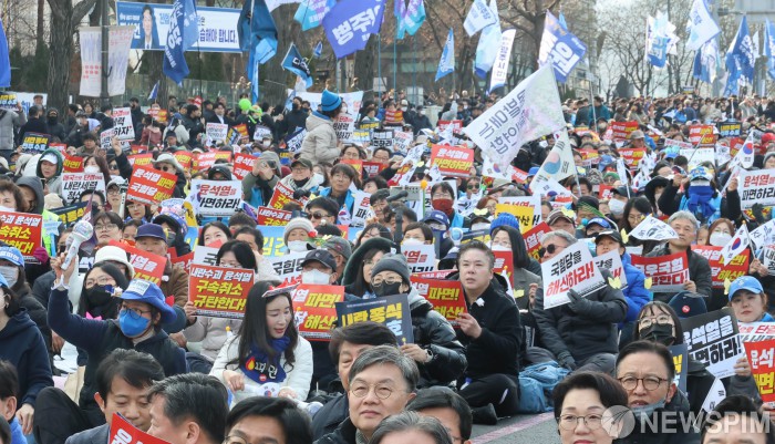 尹 대통령 석방 이튿날… 서울 도심 곳곳서 탄핵 찬반집회 열린다