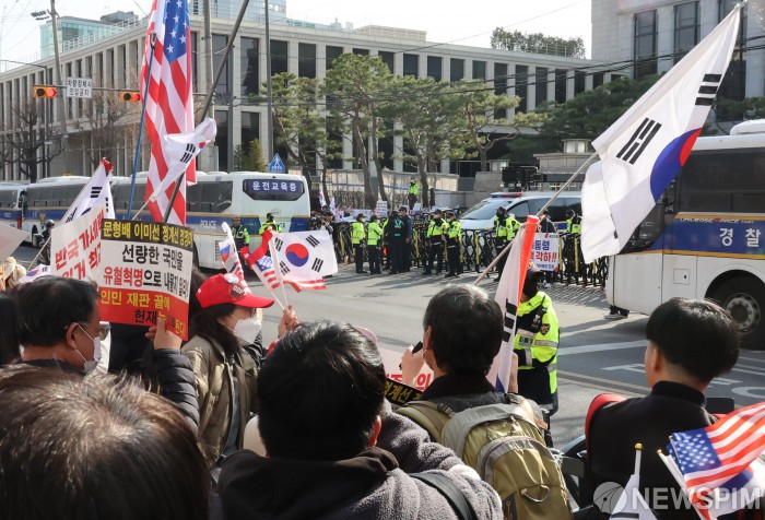 주말 앞두고 '尹탄핵' 서울 곳곳서 연대 농성·대학생 서명