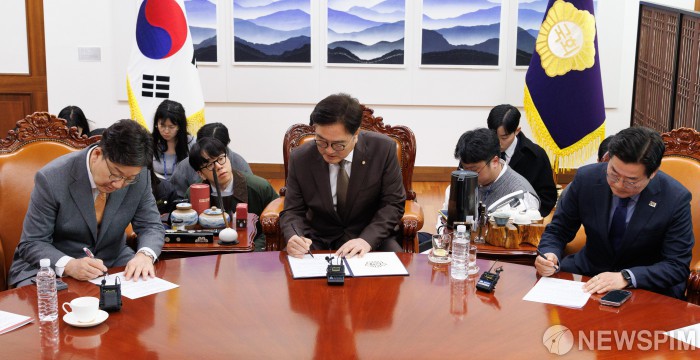 연금개혁 합의문 서명하는 우원식-권성동-박찬대