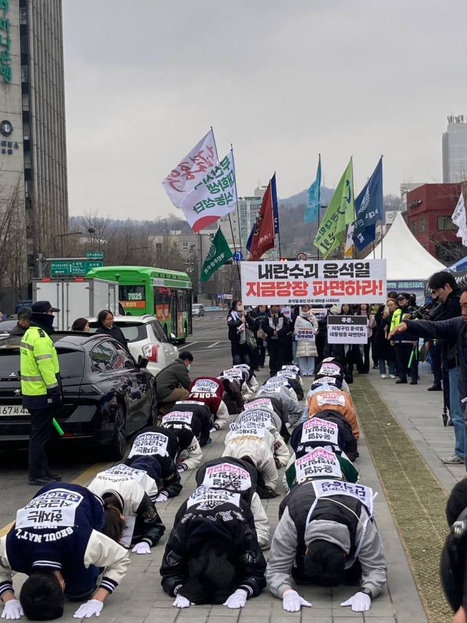 '尹탄핵 찬성' 대학생 20여명 경복궁-안국역 '1km' 삼보일배