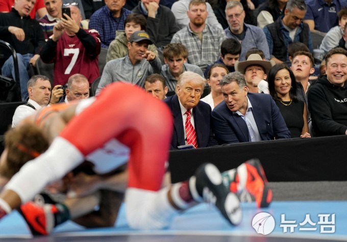 UFC·슈퍼볼·레슬링... 트럼프, 왜 '터프한' 경기만 골라보나