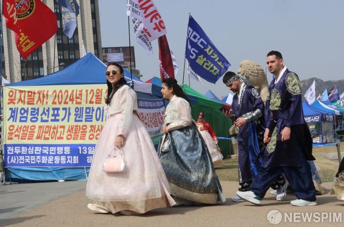 윤 대통령 탄핵을 위한 행사장 지나가는 관광객들